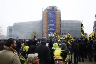16 Aralık 2018'de Belçika'nın başkenti Brüksel'de Marakeş Göç Paktı'nı protesto eden aşırı sağcı destekçiler, Flanders bayrağını sallıyor.