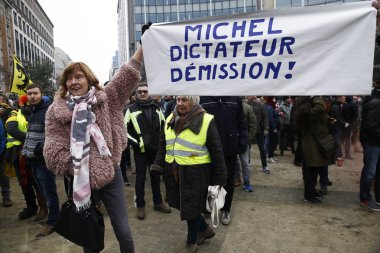 16 Aralık 2018'de Belçika'nın başkenti Brüksel'de Marakeş Göç Paktı'nı protesto eden aşırı sağcı destekçiler, Flanders bayrağını sallıyor.