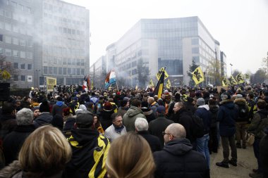 16 Aralık 2018'de Belçika'nın başkenti Brüksel'de Marakeş Göç Paktı'nı protesto eden aşırı sağcı destekçiler, Flanders bayrağını sallıyor.