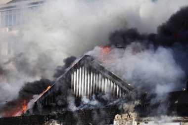 Brüksel, Belçika. Şubat 18th, 2015. İtfaiyeciler bir fabrikada çıkan yangını söndürmeye çalışıyor.
