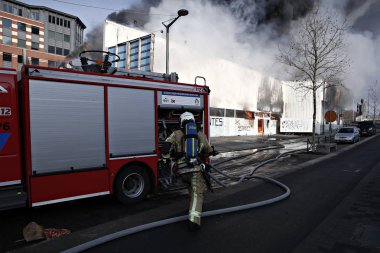 Brüksel, Belçika. Şubat 18th, 2015. İtfaiyeciler bir fabrikada çıkan yangını söndürmeye çalışıyor.