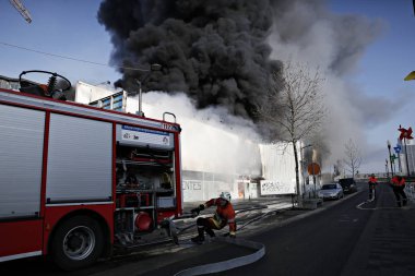 Brüksel, Belçika. Şubat 18th, 2015. İtfaiyeciler bir fabrikada çıkan yangını söndürmeye çalışıyor.