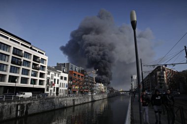 Brüksel, Belçika. Şubat 18th, 2015. İtfaiyeciler bir fabrikada çıkan yangını söndürmeye çalışıyor.