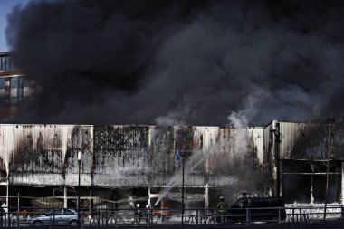Brüksel, Belçika. Şubat 18th, 2015. İtfaiyeciler bir fabrikada çıkan yangını söndürmeye çalışıyor.