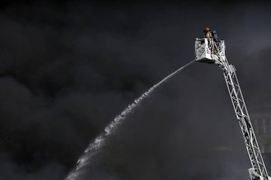 Brüksel, Belçika. Şubat 18th, 2015. İtfaiyeciler bir fabrikada çıkan yangını söndürmeye çalışıyor.