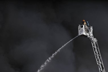 Brüksel, Belçika. Şubat 18th, 2015. İtfaiyeciler bir fabrikada çıkan yangını söndürmeye çalışıyor.