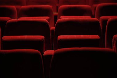 Tiyatroda boş kırmızı sandalyeler.