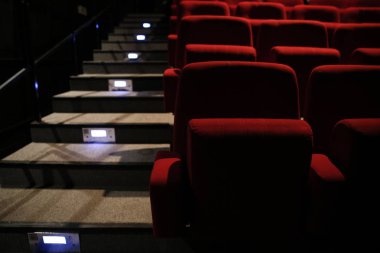 Tiyatroda boş kırmızı sandalyeler.