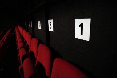Tiyatroda boş kırmızı sandalyeler.