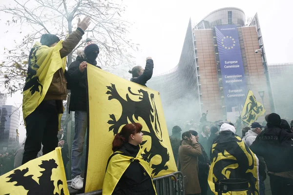2018년 12월 16일 벨기에 브뤼셀에서 마라케시 협정에 반대하는 시위에 참여하는 — 스톡 사진