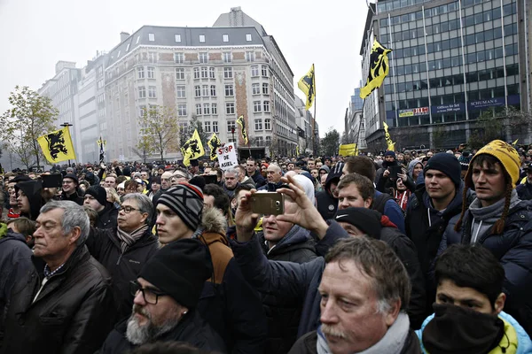 Partidarios Extrema Derecha Ondean Bandera Flandes Mientras Participan Una Protesta — Foto de Stock