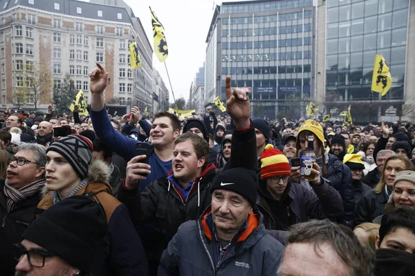 Partidarios Extrema Derecha Ondean Bandera Flandes Mientras Participan Una Protesta — Foto de Stock