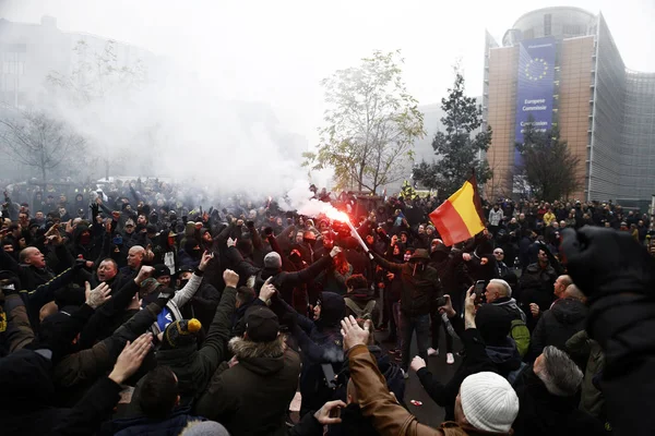 Partidarios Extrema Derecha Ondean Bandera Flandes Mientras Participan Una Protesta — Foto de Stock