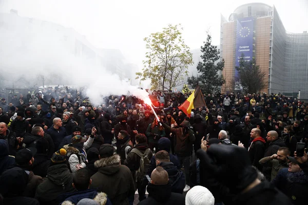 Partidarios Extrema Derecha Ondean Bandera Flandes Mientras Participan Una Protesta — Foto de Stock