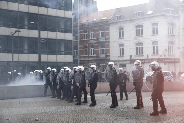 Partidarios Extrema Derecha Enfrentan Policía Antidisturbios Durante Una Protesta Contra —  Fotos de Stock