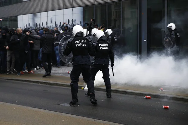 Högeranhängare Kolliderar Med Kravallpolis Protest Mot Marrakechs Migrations Pakt Bryssel — Stockfoto