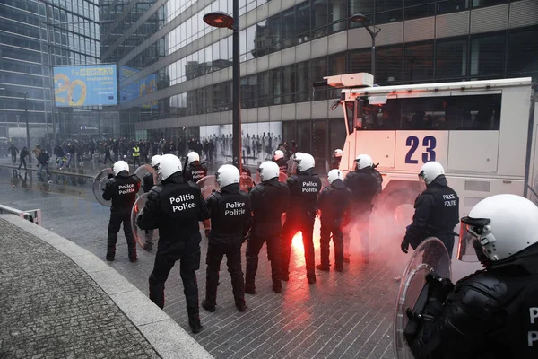 Partidarios Extrema Derecha Enfrentan Policía Antidisturbios Durante Una Protesta Contra — Foto de Stock