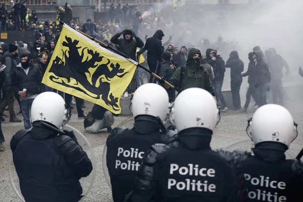 16 Aralık 2018'de Belçika'nın Başkenti Brüksel'de Marakeş Göç Paktı'nı protesto eden aşırı sağcı lar çevik kuvvetle çatıştı.