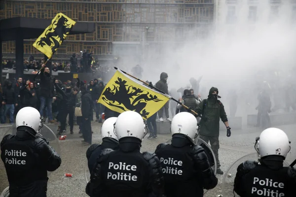 2018年12月16日 ベルギーのブリュッセルでマラケシュ移民条約に抗議する中 極右支持者が機動隊と衝突 — ストック写真