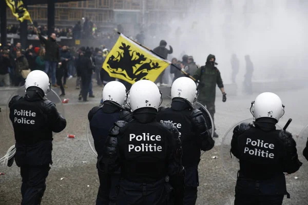 Partidarios Extrema Derecha Enfrentan Policía Antidisturbios Durante Una Protesta Contra — Foto de Stock