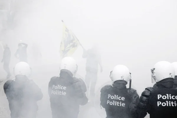 Rechtse Supporters Botsen Met Oproerpolitie Tijdens Een Protest Tegen Het — Stockfoto