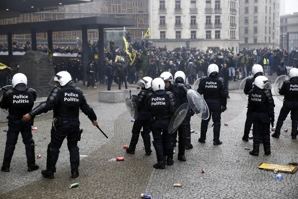 Partidarios Extrema Derecha Enfrentan Policía Antidisturbios Durante Una Protesta Contra — Foto de Stock