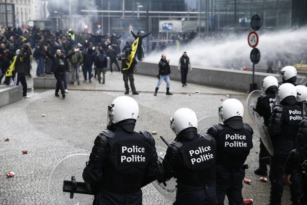 2018年12月16日 在比利时布鲁塞尔举行的反对 马拉喀什移民公约 的抗议活动中 极右支持者与防暴警察发生冲突 — 图库照片