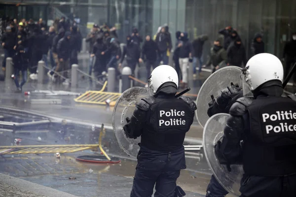 2018年12月16日 在比利时布鲁塞尔举行的反对 马拉喀什移民公约 的抗议活动中 极右支持者与防暴警察发生冲突 — 图库照片