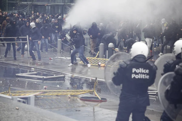 Högeranhängare Kolliderar Med Kravallpolis Protest Mot Marrakechs Migrations Pakt Bryssel — Stockfoto