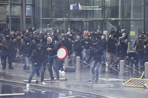 2018年12月16日 ベルギーのブリュッセルでマラケシュ移民条約に抗議する中 極右支持者が機動隊と衝突 — ストック写真