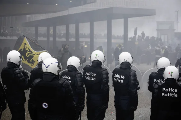 Högeranhängare Kolliderar Med Kravallpolis Protest Mot Marrakechs Migrations Pakt Bryssel — Stockfoto