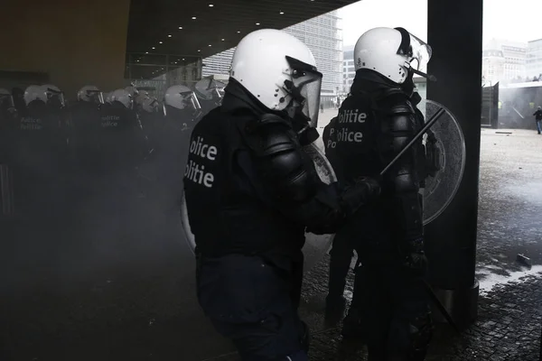 Сторонники Ультраправых Столкнулись Омоном Время Протеста Против Миграционного Пакта Марракеша — стоковое фото