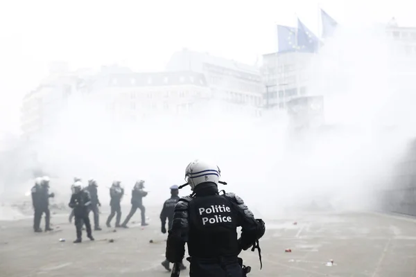 Högeranhängare Kolliderar Med Kravallpolis Protest Mot Marrakechs Migrations Pakt Bryssel — Stockfoto