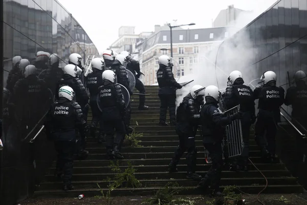 Partidarios Extrema Derecha Enfrentan Policía Antidisturbios Durante Una Protesta Contra —  Fotos de Stock