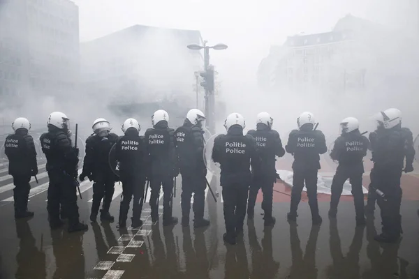 Partidarios Extrema Derecha Enfrentan Policía Antidisturbios Durante Una Protesta Contra — Foto de Stock