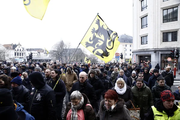 16 Aralık 2018'de Belçika'nın başkenti Brüksel'de Marakeş Göç Paktı'nı protesto eden aşırı sağcı destekçiler, Flanders bayrağını sallıyor.