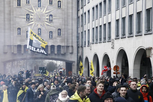 16 Aralık 2018'de Belçika'nın başkenti Brüksel'de Marakeş Göç Paktı'nı protesto eden aşırı sağcı destekçiler, Flanders bayrağını sallıyor.