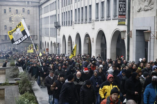 Partidarios Extrema Derecha Ondean Bandera Flandes Mientras Participan Una Protesta — Foto de Stock