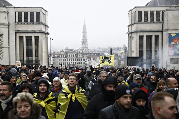 16 Aralık 2018'de Belçika'nın başkenti Brüksel'de Marakeş Göç Paktı'nı protesto eden aşırı sağcı destekçiler, Flanders bayrağını sallıyor.