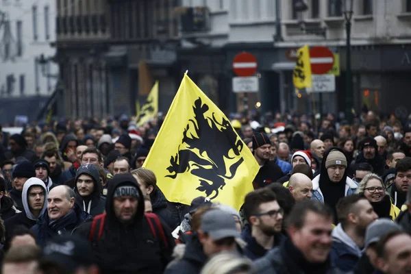 16 Aralık 2018'de Belçika'nın başkenti Brüksel'de Marakeş Göç Paktı'nı protesto eden aşırı sağcı destekçiler, Flanders bayrağını sallıyor.