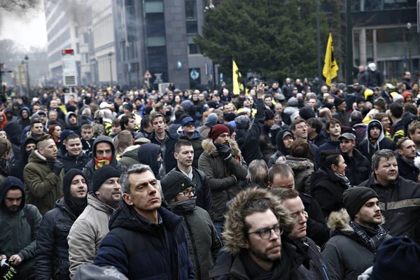 16 Aralık 2018'de Belçika'nın başkenti Brüksel'de Marakeş Göç Paktı'nı protesto eden aşırı sağcı destekçiler, Flanders bayrağını sallıyor.