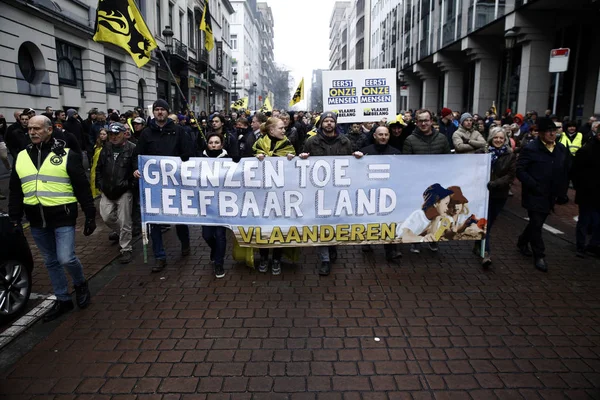 2018년 12월 16일 벨기에 브뤼셀에서 마라케시 협정에 반대하는 시위에 참여하는 — 스톡 사진