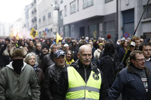 Partidarios Extrema Derecha Ondean Bandera Flandes Mientras Participan Una Protesta — Foto de Stock