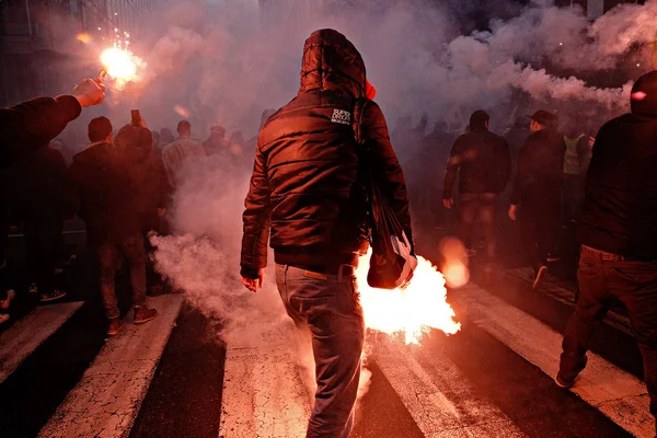 Apoiantes Extrema Direita Agitam Bandeira Flandres Enquanto Participam Protesto Contra — Fotografia de Stock