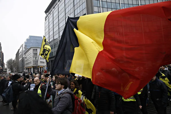 Partidarios Extrema Derecha Ondean Bandera Flandes Mientras Participan Una Protesta — Foto de Stock