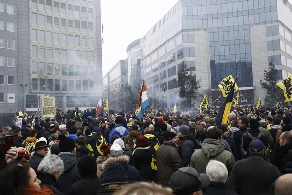 2018年12月16日 极右翼支持者在比利时布鲁塞尔参加反对 马拉喀什移民公约 的抗议活动时 挥舞着佛兰德斯的旗帜 — 图库照片