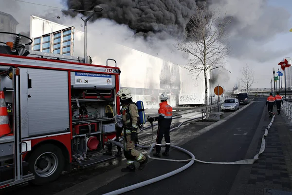 Брюссель Бельгія Лютого 2015 Пожежники Намагаються Загасити Пожежу Спалахнули Заводі — стокове фото