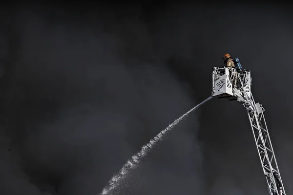 比利时布鲁塞尔 2015年2月18日消防队员试图扑灭工厂发生的火灾 — 图库照片