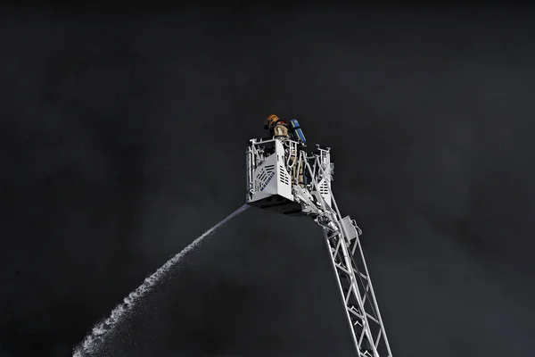 Βρυξέλλες Βέλγιο 18Th Φεβρουαρίου 2015 Πυροσβέστες Προσπαθούν Σβήσουν Μια Φωτιά — Φωτογραφία Αρχείου
