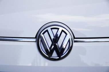 19 Eylül 2018'de Belçika'nın Brussel kentinde avrupa hareketlilik haftası kampanyası sırasında Avrupa Komisyonu ofisleri önünde görülen elektrikli otomobil.